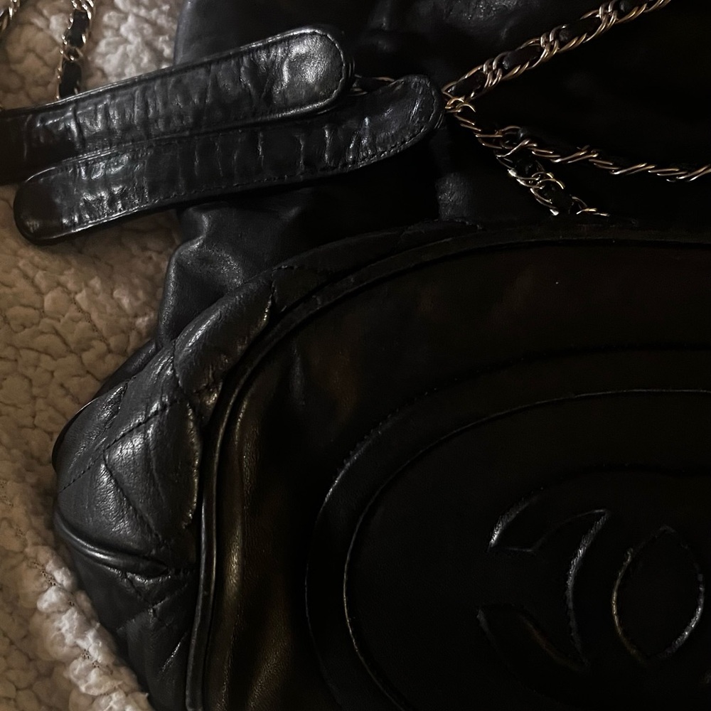 Black leather quilted bucket with double chain straps.  Exterior in GC - Picture 11 of 12